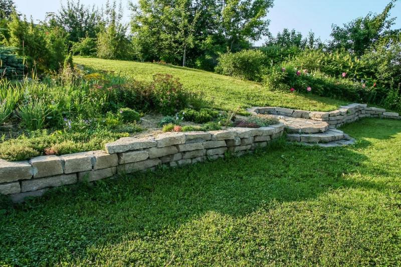 Mur de sout&egrave;nement : techniques pour stabiliser votre terrain
